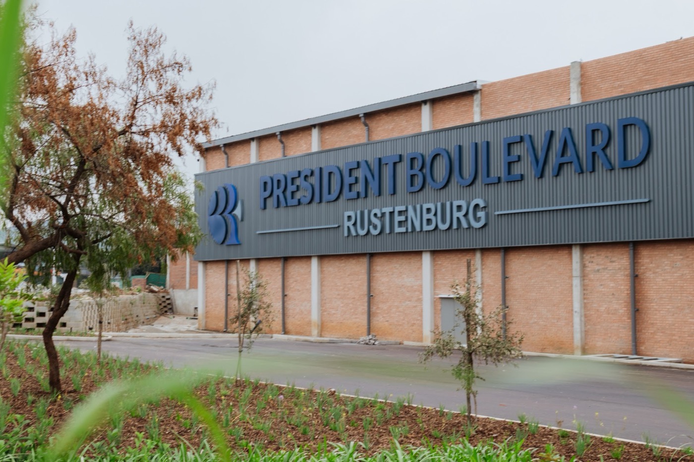 President Boulevard's highway-facing façade beside the N4